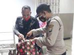 polsek-kkp-batam-cek-barang-bawaan-penumpang-di-pelabuhan.jpg