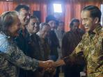 presiden-bersalaman-dengan-arswendo-atmowiloto_20160824_111552.jpg