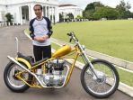 presiden-joko-widodo-berfoto-bersama-motor-royal-enfield-350-cc-bergaya-chopper_20180121_082613.jpg