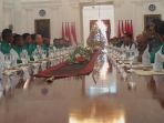 presiden-joko-widodo-makan-siang-dengan-timnas-indonesia_20161219_165029.jpg