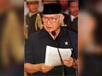 presiden-soeharto-saat-mengumumkan.jpg