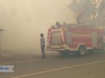 pretugas-pemadam-kebakaran-dan-polisi-membantu-padamkam-api.jpg