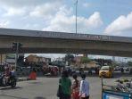 pria-berseragam-polisi-terjun-dari-fly-over-jamin-ginting-medan.jpg