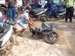 pria-hancurkan-motor.jpg