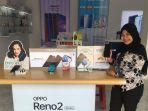 promotor-oppo-saat-menunjukkan-salah-satu-seri-handphone-milik-oppo.jpg