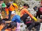 proses-evakuasi-pendaki-gunung-rinjani-yang-meninggal-dunia-minggu-312021.jpg