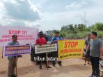 puluhan-warga-yang-mengaku-pemilik-lahan-yang-terkena-imbas-pembangunan-bendungan-sei-gong-batam_20161223_114047.jpg