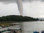 puting-beliung-di-waduk-gajah-mungkur.jpg