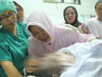 raja-azmah-tak-kuasa-melihat-jenazah-suaminya-edy-juanda-yang-terbaring-di-kamar-jenazah-rsob_20151028_200422.jpg