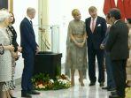 raja-belanda-willem-alexander-menyerahkan-secara-sebilah-keris.jpg