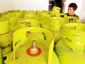 ratusan-gas-elpiji-3-kilogram-sedang-ditata-karyawan.jpg