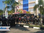 ratusan-personil-kepolisi-berjaga-di-depan-graha-kepri-senin-752018_20180507_091722.jpg