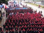 ribuan-buruh-menggelar-aksi-longmarch-dari-bundaran-patung-kuda-menuju-istana-negar_20180501_000917.jpg