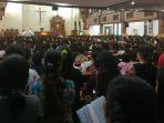 ribuan-umat-katolik-di-gereja-st-petrus-batam-ikuti-ibadah-rabu-abu-1.jpg
