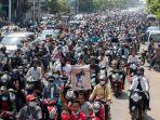 ribuan-warga-myanmar-kamis-432021-mengantar-jenazah-remaja-19-tahun-kyal-sin.jpg