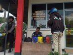 salah-satu-driver-ojek-online-sedang-dilakukan-pemeriksaan-sebelum-masuk-ke-mapolres-tanjungpinang.jpg