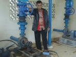 salah-satu-warga-saat-menunjukkan-mesin-pompa-pendistribusi-air-di-spam-ikk-seri-kuala-lobam_20160612_185538.jpg
