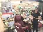sales-perfect-health-saat-menunjukkan-salah-satu-produk-unggulannya.jpg