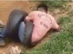 screenshot-video-viral-seorang-pria-berjuang-melepaskan-diri-dari-lilitan-ular-piton.jpg