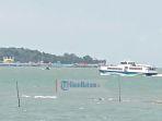 sebuah-kapal-sedang-berlayar-meninggalkan-pelabuhan-sri-bintan-pura.jpg