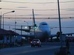 sebuah-pesawat-boeing-747-terlihat-di-persimpangan-jalan-raya-nakhon-pathom-bangkok_20160121_101620.jpg