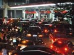sejumlah-kendaraan-roda-dua-dan-roda-empat-antri-mengisi-bbm-di-spbu-sei-panas.jpg