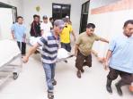 sejumlah-kerabat-mengangkat-jenazah-laode-umar-usai-dilakukan-otopsi-di-rsbp-sekupang-batam.jpg