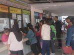 sejumlah-warga-sedang-mengurus-administrasi-di-disdukcapil-kota-batam-selasa-1272022.jpg
