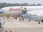sejumlah-wni-dari-wuhan-turun-dari-pesawat-batik-air.jpg