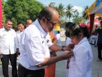 sekretaris-dinas-pendidikan-karimun-bakri-hasyim-menyematkan-pin_20160427_160828.jpg