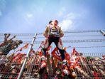 selebrasi-marc-marquez-usai-juara-di-motogp-spanyol-minggu-552019.jpg
