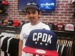 seorang-karyawan-menunjukan-produk-crispy-duck-di-mega-mall_20151112_133455.jpg