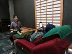 seorang-pengunjung-saat-menjalani-refleksi-kaki-di-kokuo-reflexology_20160420_201709.jpg