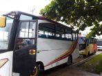 seorang-sopir-bus-tengah-menunggu-antrian-solar.jpg
