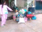 seorang-warga-tiban-indah-menunjukan-sampah-yang-menumpuk-di-depan-kediamannya_20160711_114850.jpg