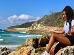 seorang-wisatawan-yang-tengah-menikmati-liburan-di-moreton-island-brisbane.jpg