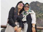 sepatu-emas-ibu-syahrini-mentereng-bersanding-dengan-reino-barack.jpg