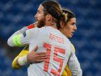 sergio-ramos-kiri-merangkul-kiper-swiss-yann-sommer.jpg