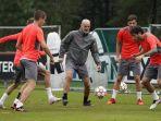 sesi-latihan-pemain-ac-milan-jelang-melawan-atletico-madrid.jpg