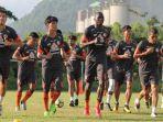 skuat-semen-padang-fc-menjalani-latihan-di-lapangan-indarung-padang.jpg