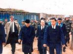 soeharto-bersama-utusan-pbb-yasushi-akashi-saat-tiba-di-sarajevo_20180616_162703.jpg