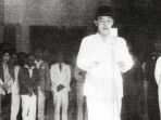 soekarno-membacakan-teks-proklamasi_20180815_170619.jpg