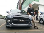 staf-astra-daihatsu-batam-berpose-di-mobil-daihatsu-ayla_20151012_191933.jpg