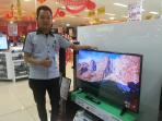 staf-es-bcs-mall-menunjukkan-produk-tv-led-lg-43lf510t-yang-sedang-diberikan-promo_20160115_232724.jpg