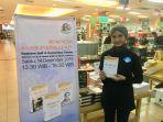 staff-gramedia-saat-menunjukkan-buku-value-your-life-karya-onggy-hianata.jpg