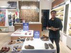 staff-saat-menunjukkan-salah-satu-produk-di-birkenstock.jpg