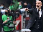 stefano-pioli-memberikan-instruksi-kepada-pemainnya-minggu-21022021.jpg