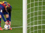 striker-barcelona-asal-argentina-lionel-messi-bersiap-untuk-melakukan-eksekusi-penalti.jpg