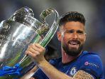 striker-chelsea-olivier-giroud-mengangkat-trofi-liga-champions.jpg