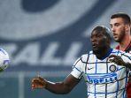 striker-inter-milan-asal-belgia-romelu-lukaku-bertarung-dengan-bek-genoa.jpg